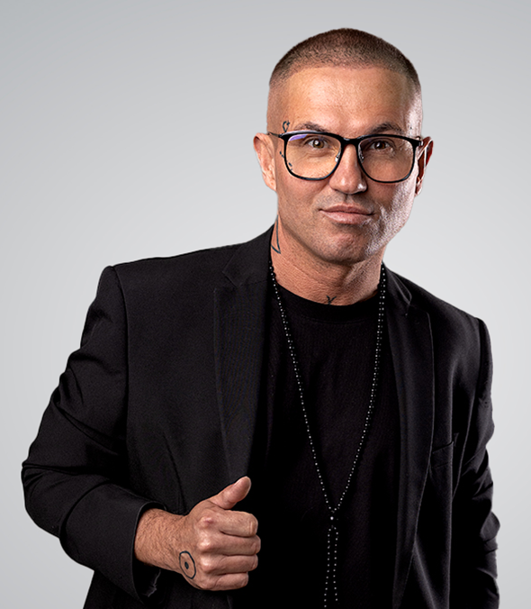 Stylowy mężczyzna z modną fryzurą i zadbaną skórą głowy.